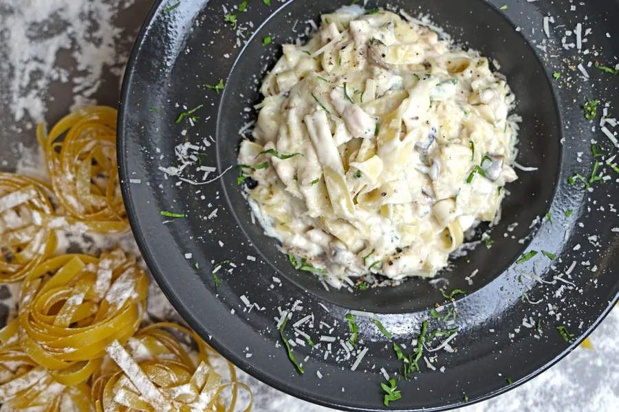 Chicken Alfredo pasta — representative food photograph